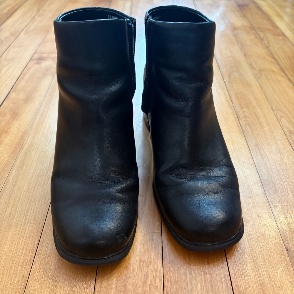 White MTN. Fairchild Black Leather Block Heel Ankle Boots Side Zip 7M 90484Z